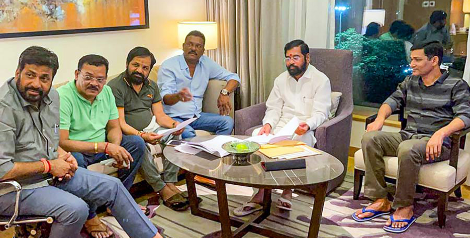 মহাৰাষ্ট্ৰ সংকট : বিদ্রোহী বিধায়কক পুনৰ আলোচনাৰ আহ্বান উদ্ধৱ থাকৰেৰ 3 MLA1 2 | ASSAM TIMES POST