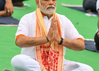 আজি আন্তঃৰাষ্ট্ৰীয় যোগ দিৱস উপলক্ষে ডিঙিত অসমীয়াৰ স্বাভিমান গামোচা লৈ যোগ কৰিলে প্ৰধানমন্ত্ৰী নৰেন্দ্ৰ মোদীয়েঃ