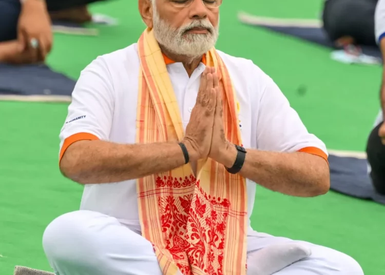 আজি আন্তঃৰাষ্ট্ৰীয় যোগ দিৱস উপলক্ষে ডিঙিত অসমীয়াৰ স্বাভিমান গামোচা লৈ যোগ কৰিলে প্ৰধানমন্ত্ৰী নৰেন্দ্ৰ মোদীয়েঃ 1 আজি আন্তঃৰাষ্ট্ৰীয় যোগ দিৱস উপলক্ষে ডিঙিত অসমীয়াৰ স্বাভিমান গামোচা লৈ যোগ কৰিলে প্ৰধানমন্ত্ৰী নৰেন্দ্ৰ মোদীয়েঃ
