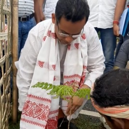 বোকাখাতত সাংসদ গৌৰৱ গগৈৰ বৃক্ষৰোপণঃ 1 বোকাখাতত সাংসদ গৌৰৱ গগৈৰ বৃক্ষৰোপণঃ