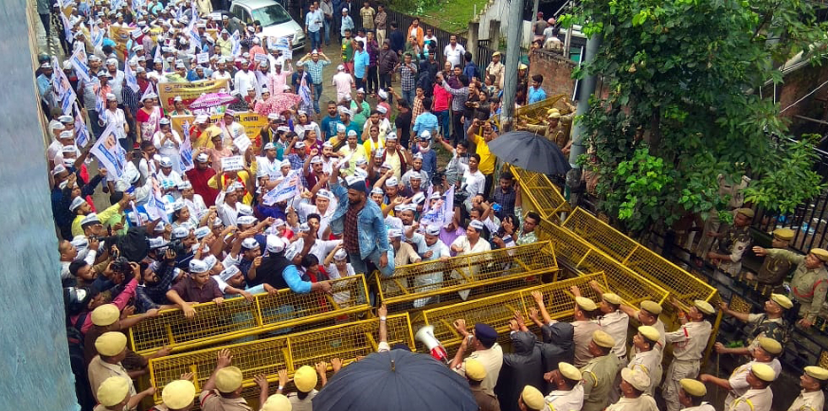 মুখ্যমন্ত্ৰী পৰিয়ালৰ PPE KIT কেলেংকাৰী বিৰুদ্ধে গুৱাহাটীত আপৰ বৃহৎ বিক্ষোভ