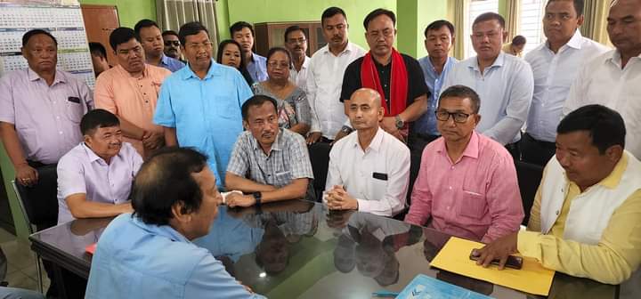 ৰাজু তিচ'ৰ মনোনয়ন পত্ৰ দাখিল