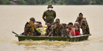শতাধিকৰ জীৱন বচাই এতিয়া বানাক্ৰান্তৰ ‘নায়ক’ সেনাবাহিনীৰ কেপ্টেইন ৰূপম দাস