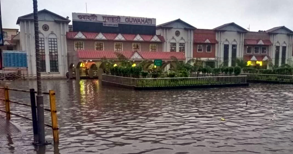 ৰাতিপুৱা গুৱাহাটী ৰেল ষ্টেচনৰ দৃশ্য