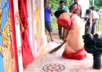 ৰাষ্ট্ৰপতি পদৰ প্ৰাৰ্থী হৈয়েই হাতত ঝাড়ু লৈ মন্দিৰ পৰিষ্কাৰত দ্ৰৌপদী