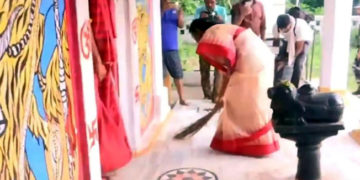ৰাষ্ট্ৰপতি পদৰ প্ৰাৰ্থী হৈয়েই হাতত ঝাড়ু লৈ মন্দিৰ পৰিষ্কাৰত দ্ৰৌপদী