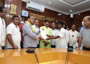 কাছাৰ জিলাৰ উপায়ুক্তৰ কাৰ্যালয়ত বানত মৃত্যু হোৱা ব্যক্তিৰ পৰিয়াললৈ চেক বিতৰণ মুখ্যমন্ত্ৰীৰ: