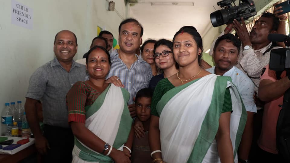 মুখ্যমন্ত্ৰীয়ে শিলচৰৰ গুৰুচৰণ মহাবিদ্যালয়ত আর্তজনৰ সুবিধাৰ বাবে স্থাপন কৰা বান সাহায্য আৰু চিকিৎসা শিবিৰ পৰিদৰ্শন কৰে।