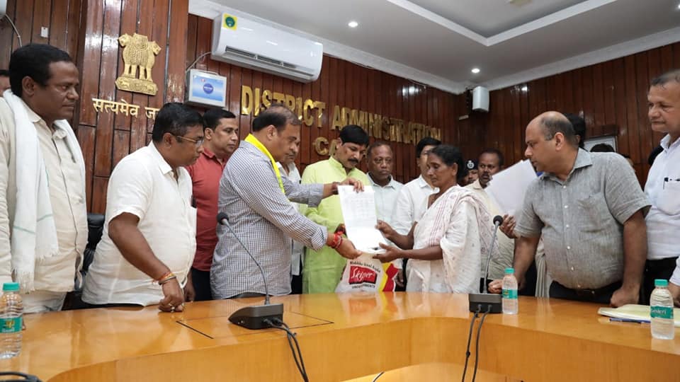 মৃত্যু হোৱা ব্যক্তিৰ পৰিয়াললৈ চেক বিতৰণ মুখ্যমন্ত্ৰীৰ