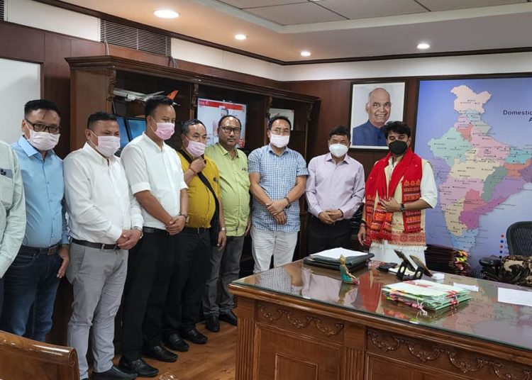 কাৰবি আংলঙত গ্ৰীণফিল্ড এয়াৰপৰ্ট নিৰ্মাণৰ স্বায়ত্তশাসিত পৰিষদৰ এক সঁজাতি দলে অসামৰিক পৰিবহন মন্ত্ৰী জ্যোতিৰাদিত্য এম সিন্দিয়াক সাক্ষাৎ: