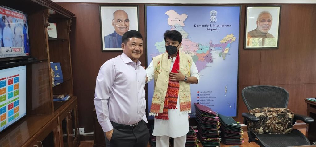 ডাঃ তুলিৰাম ৰংহাঙৰ নেতৃত্বত এক সঁজাতি দলে কেন্দ্ৰীয় অসামৰিক বিমান পৰিবহন মন্ত্ৰী জ্যোতিৰাদিত্য এম সিন্দিয়াক সাক্ষাৎ