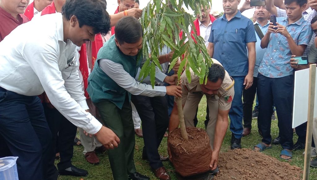আৰবৰেটাম আৰু ক্ৰাফ্ট চেণ্টাৰত মুখ্যমন্ত্ৰী প্ৰতিষ্ঠানিক বৃক্ষৰোপন কাৰ্যসূচী