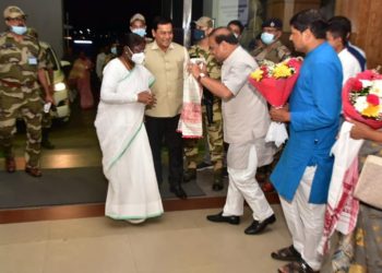গুৱাহাটীলৈ অহা দ্ৰৌপদী মুৰ্মুক উষ্ম আদৰণি বৰঝাৰতঃ