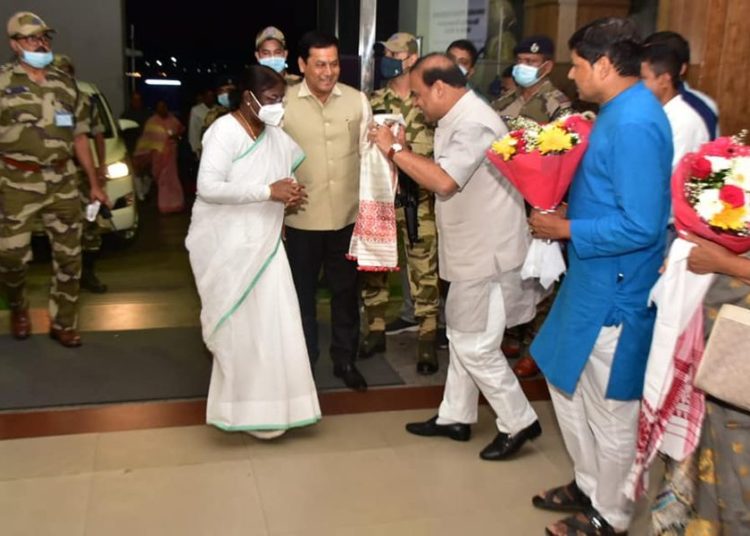 গুৱাহাটীলৈ অহা দ্ৰৌপদী মুৰ্মুক উষ্ম আদৰণি বৰঝাৰতঃ