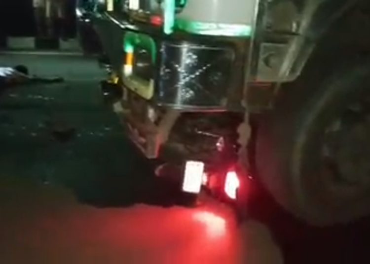 লাংহিনত দহচকীয়া ট্ৰাকে মহতীয়াই নিলে মটৰচাইকেল:ছিন্ন ভিন্ন তিনি কিশোৰৰ দেহ