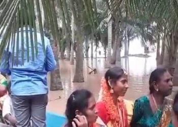 বানত উতিছে জিলা, বিয়া কৰাব নৌকাত উঠি সপৰিবাৰে দৰাৰ ঘৰলৈ গ’ল কইনা!