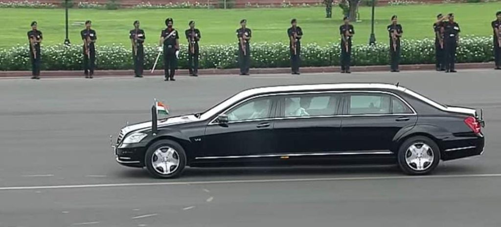 ভাৰতৰ ৰাষ্ট্ৰপতিগৰাকীৰ লিমুজিনৰ Marcedes Maybach S600 Pullman Guard
