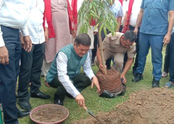 ডিফুৰ আৰবৰেটাম আৰু ক্ৰাফ্ট চেণ্টাৰত মুখ্যমন্ত্ৰী প্ৰতিষ্ঠানিক বৃক্ষৰোপন কাৰ্যসূচীৰ শুভাৰম্ভ: