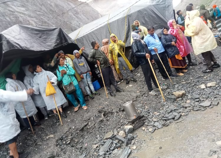 অমৰনাথত ডাৱৰ বিস্ফোৰণত উটি গ’ল ২৫টা তীৰ্থযাত্ৰীৰ শিবিৰ, প্ৰায় ৯ জনৰ মৃত্যুৰ খবৰ: