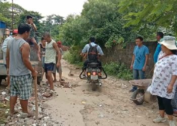 ডিফু বিৰলাৰ সমীপৰ হেব্ৰ্ৰ্ণ উচ্চ মাধ্যমিক বিদ্যালয়ৰ পথৰ জৰাজীৰ্ণ ৰূপ: ৰাইজে কৰিলে শ্ৰমদান: