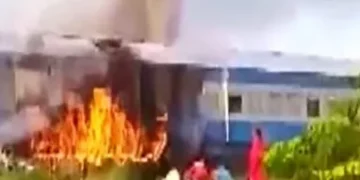 চলন্ত ৰে’লত জুই!বিহাৰৰ ভেলৱা ৰে’ল ষ্টেচনৰ সমীপত সংঘটিত ভয়ংকৰ দুৰ্ঘটনা