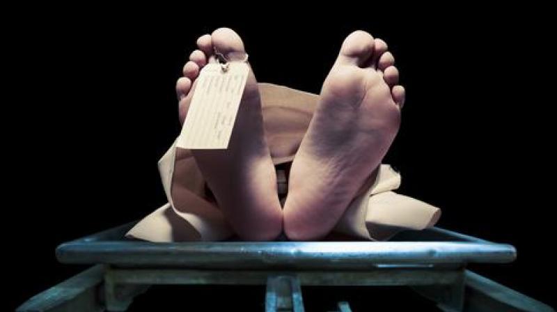 পুখুৰীত পৰি থকা অৱস্থাত উদ্ধাৰ এগৰাকী কিশোৰীৰ মৃতদেহ