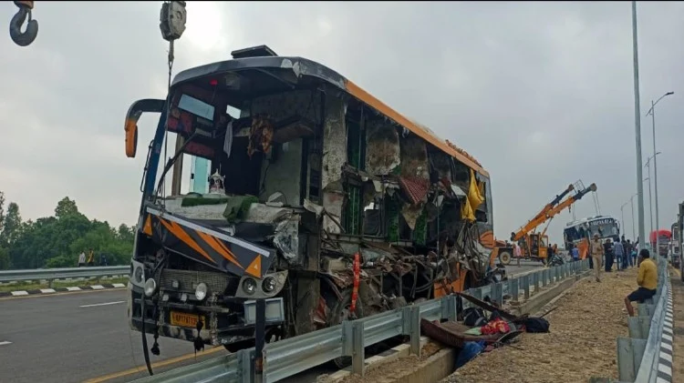 উত্তৰ প্ৰদেশত দুখন বাছৰ মুখামুখী সংঘৰ্ষ