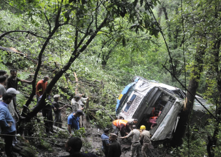 হিমাচলৰ চিমলাৰ সমীপৰ হীৰানগৰত যাত্ৰীবাহী বাছৰ দুৰ্ঘটনাঃ ২০ জন আহত, ১ জন নিহত 1 হিমাচলৰ চিমলাৰ সমীপৰ হীৰানগৰত যাত্ৰীবাহী বাছৰ দুৰ্ঘটনাঃ ২০ জন আহত, ১ জন নিহত