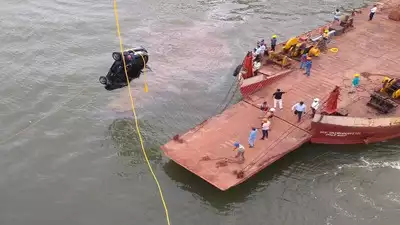 দলঙৰ ৰেলিং ভাঙি নৈত পৰিল বিলাসী এছইউভিঃ