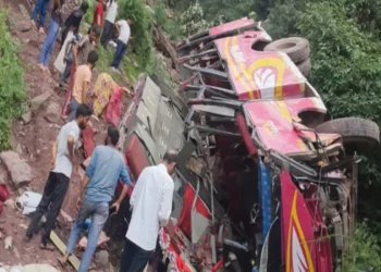 নিয়ন্ত্ৰণ হেৰুৱাই পথৰ দাঁতিত বাগৰিল যাত্ৰীবাহী বাছঃ নিহত ৩- আহত ১০
