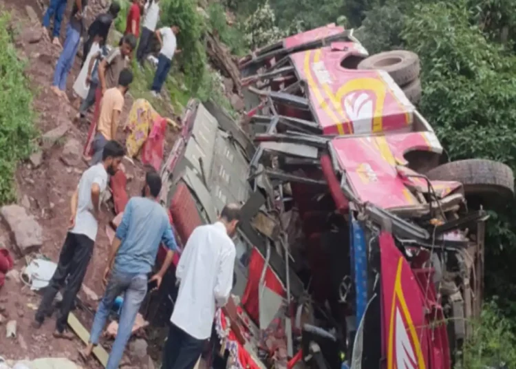 নিয়ন্ত্ৰণ হেৰুৱাই পথৰ দাঁতিত বাগৰিল যাত্ৰীবাহী বাছঃ নিহত ৩- আহত ১০