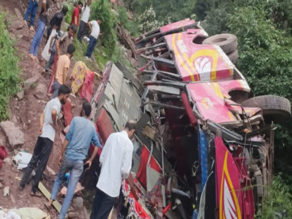 নিয়ন্ত্ৰণ হেৰুৱাই পথৰ দাঁতিত বাগৰিল যাত্ৰীবাহী বাছঃ