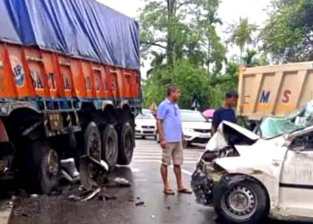 লখিমপুৰত ট্ৰাকৰ খুন্দাত গুৰুতৰভাৱে আহত ৫ জনকৈ লোক: