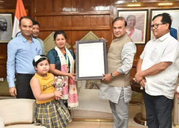 কমনৱেলথত সোণৰ পদক আজুৰি অনা নয়নমণি শইকীয়া উপস্থিত স্ব-গৃহতঃমুখ্যমন্ত্ৰী হিমন্ত বিশ্ব শৰ্মাক সাক্ষাৎ 9 কমনৱেলথত সোণৰ পদক আজুৰি অনা নয়নমণি শইকীয়া উপস্থিত স্ব-গৃহতঃমুখ্যমন্ত্ৰী হিমন্ত বিশ্ব শৰ্মাক সাক্ষাৎ