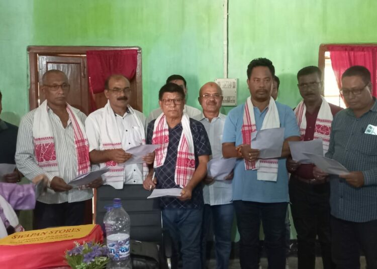 কাৰ্বি আংলং জিলা কৰ্মচাৰী সন্থাৰ কাৰ্যকৰী সমিতিৰ শপত গ্ৰহণ: