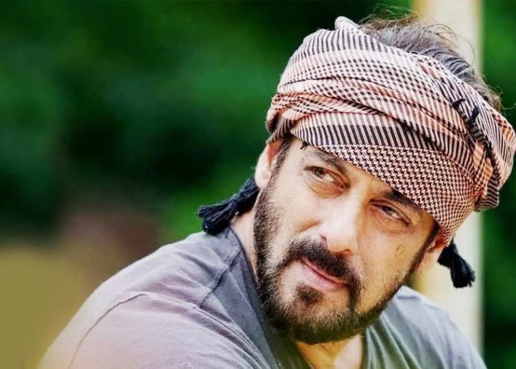 মুম্বাই আৰক্ষীৰ ছলমান খানক আগ্নেয়াস্ত্ৰ লগত ৰাখিবলৈ অনুমতি প্ৰদান