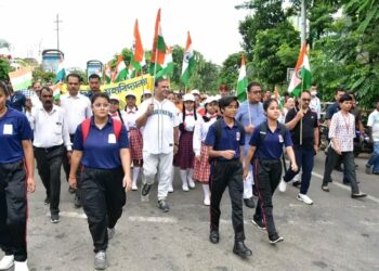 গুৱাহাটীত পুৱাই ছাত্ৰ-ছাত্ৰীয়ে মুখ্যমন্ত্ৰী প্ৰভাত ফেৰী