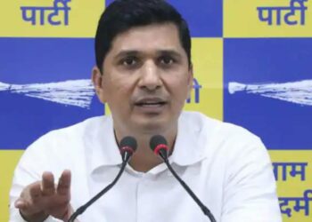 চৰকাৰ উৎখাত কৰিবলৈ দিল্লীতো বিজেপিৰ ‘অপাৰেচন লোটাছ’? বিধায়কক ঘোচৰ প্ৰস্তাৱৰ অভিযোগ উত্থাপন