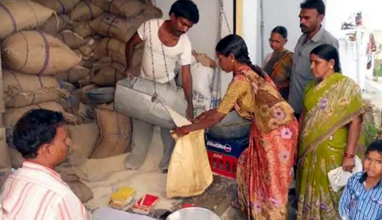 ৰেচন কাৰ্ড ধাৰকৰ বাবে এটা ডাঙৰ ঘোষণা কেন্দ্ৰৰ I এপ্ৰিলৰ পৰা একেলগে তিনি মাহৰ বাবে খাদ্য বিতৰণৰ সিদ্ধান্ত 1 যন্তৰ-মন্তৰত ধৰ্ণাত প্ৰধানমন্ত্ৰীৰ ভাতৃ, কেন্দ্ৰীয় চৰকাৰৰ পৰা ক্ষতিপূৰণৰ দাবী