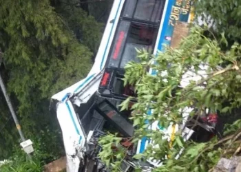 যাত্ৰী ভৰ্তি বাছ পৰিল দ’ খাৱৈত : ২৫ গৰাকীৰ অৱস্থা সংকটজনক