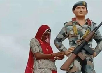 শ্বহীদ জোৱানৰ মূর্তিৰ হাতত ৰাখী পিন্ধালে ভনীয়েকে! ফটো চাই চকু সেমেকিল সকলোৰে 8 শ্বহীদ জোৱানৰ মূর্তিৰ হাতত ৰাখী পিন্ধালে ভনীয়েকে! ফটো চাই চকু সেমেকিল সকলোৰে