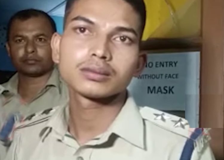 এএছ আই অথবা কোব্ৰা কমাণ্ড বুলি ঠগ-প্ৰবঞ্চনা কৰি ঘূৰি অৱশেষত আৰক্ষীৰ জালত পংকজ হাজৰিকাঃ
