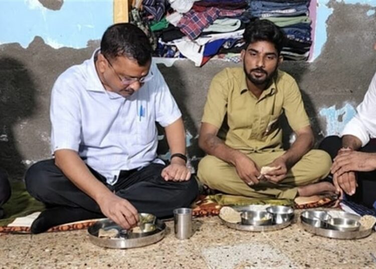 গুজৰাট বিধানসভা নিৰ্বাচন : আহমেদাবাদৰ অটোচালকৰ ঘৰত নৈশ আহাৰ গ্ৰহণ অৰবিন্দ কেজৰিৱালৰ 1 গুজৰাট বিধানসভা নিৰ্বাচন : আহমেদাবাদৰ অটোচালকৰ ঘৰত নৈশ আহাৰ গ্ৰহণ অৰবিন্দ কেজৰিৱালৰ