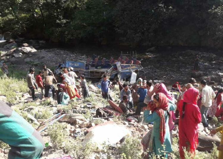 জম্মু-কাশ্মীৰত নিয়ন্ত্ৰণ হেৰুৱাই গভীৰ খাৱৈত পৰিল বাছ! কমেও ৭জনৰ মৃত্যু