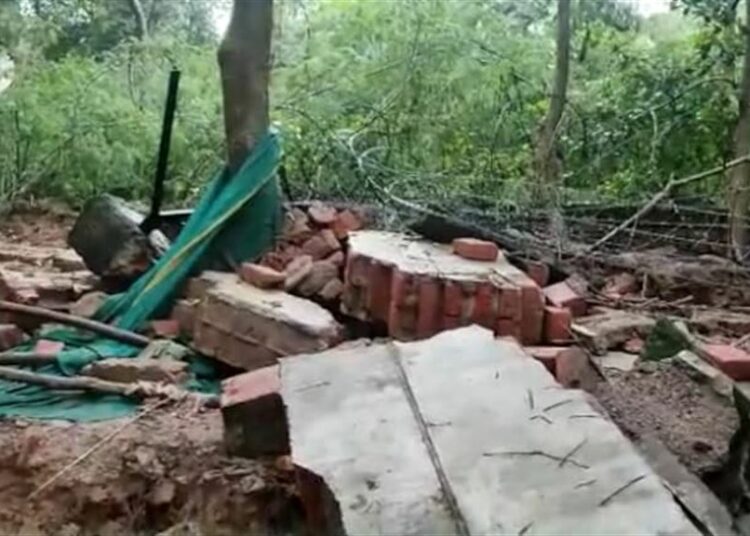 উত্তৰ প্ৰদেশত ধাৰাসাৰ বৰষুণৰ ফলত ছাদ আৰু দেৱাল খহি কমেও ১২ জনৰ মৃত্যু