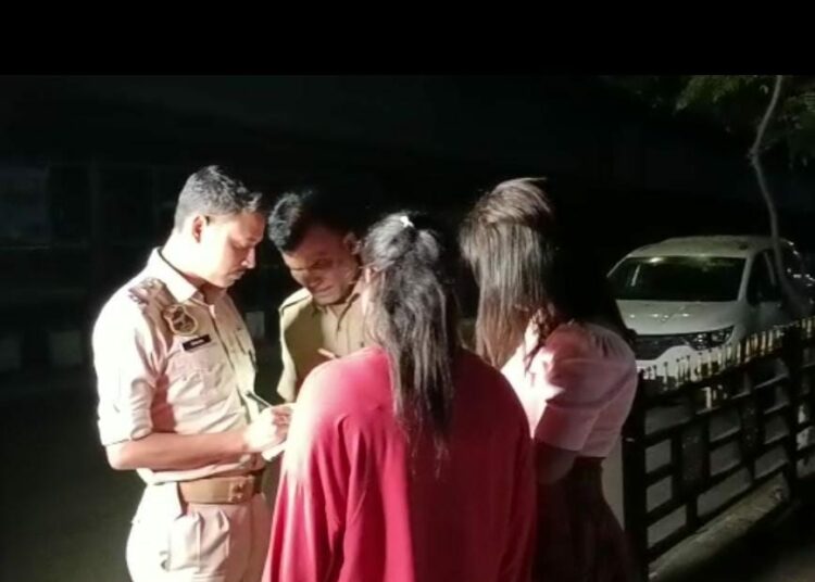নিশা গুৱাহাটী ভঙাগড়ৰ EXORO বাৰত যুৱতী আৰু কৰ্তৃপক্ষৰ মাজত মাৰ-পিটৰ ঘটনা