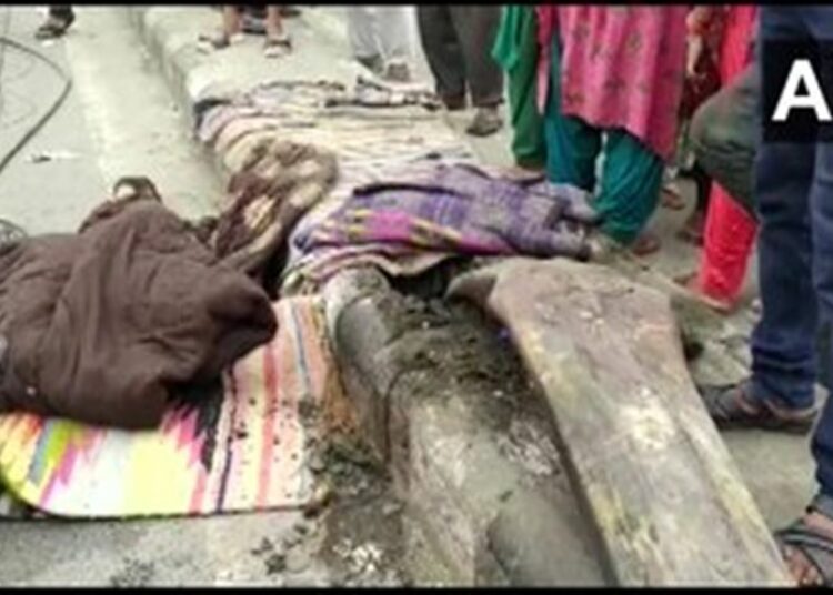 টোপনিত থকা শ্ৰমিকক মহতিয়ালে ট্ৰাকে, নিহত ৪