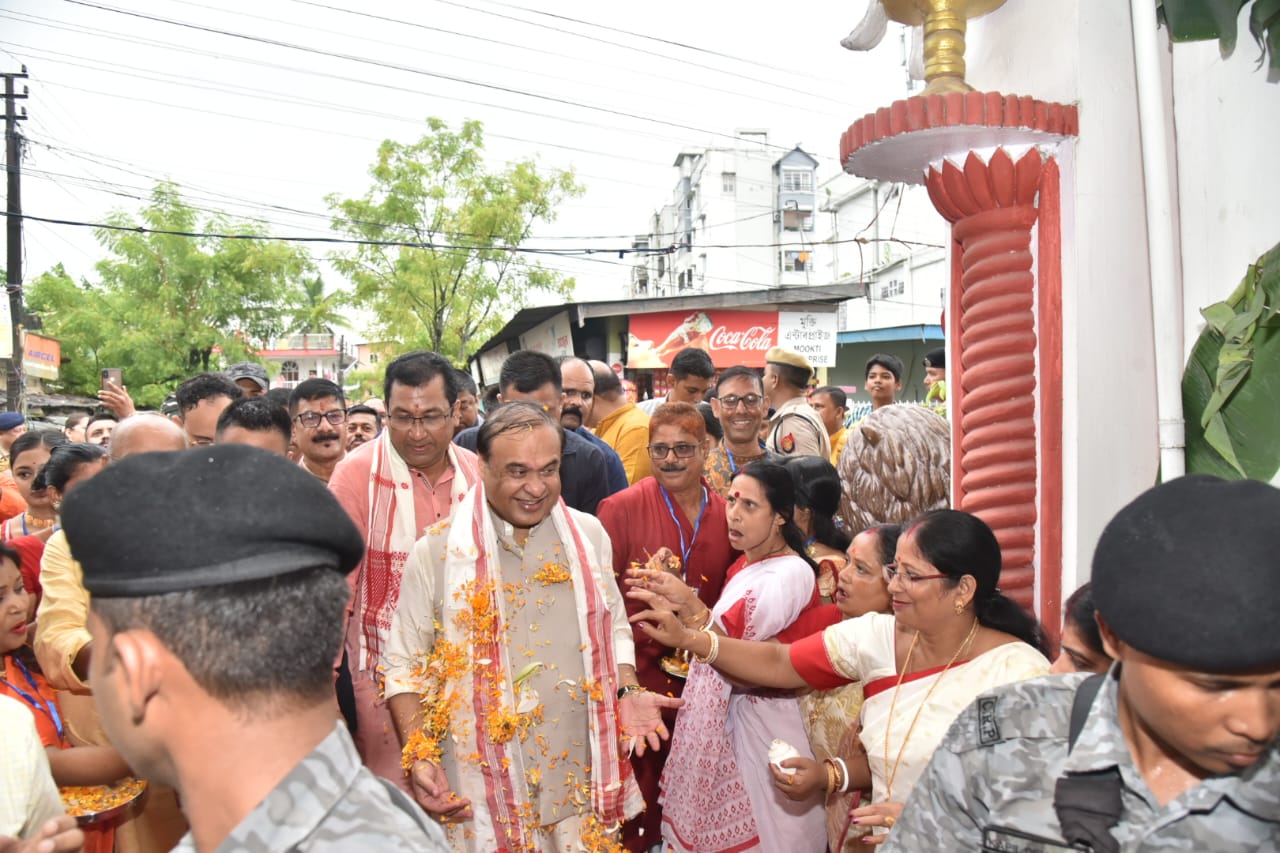 নগাঁৱৰ বিভিন্ন পূজা মণ্ডপত মুখ্যমন্ত্ৰীৰ পূজা-অৰ্চনা