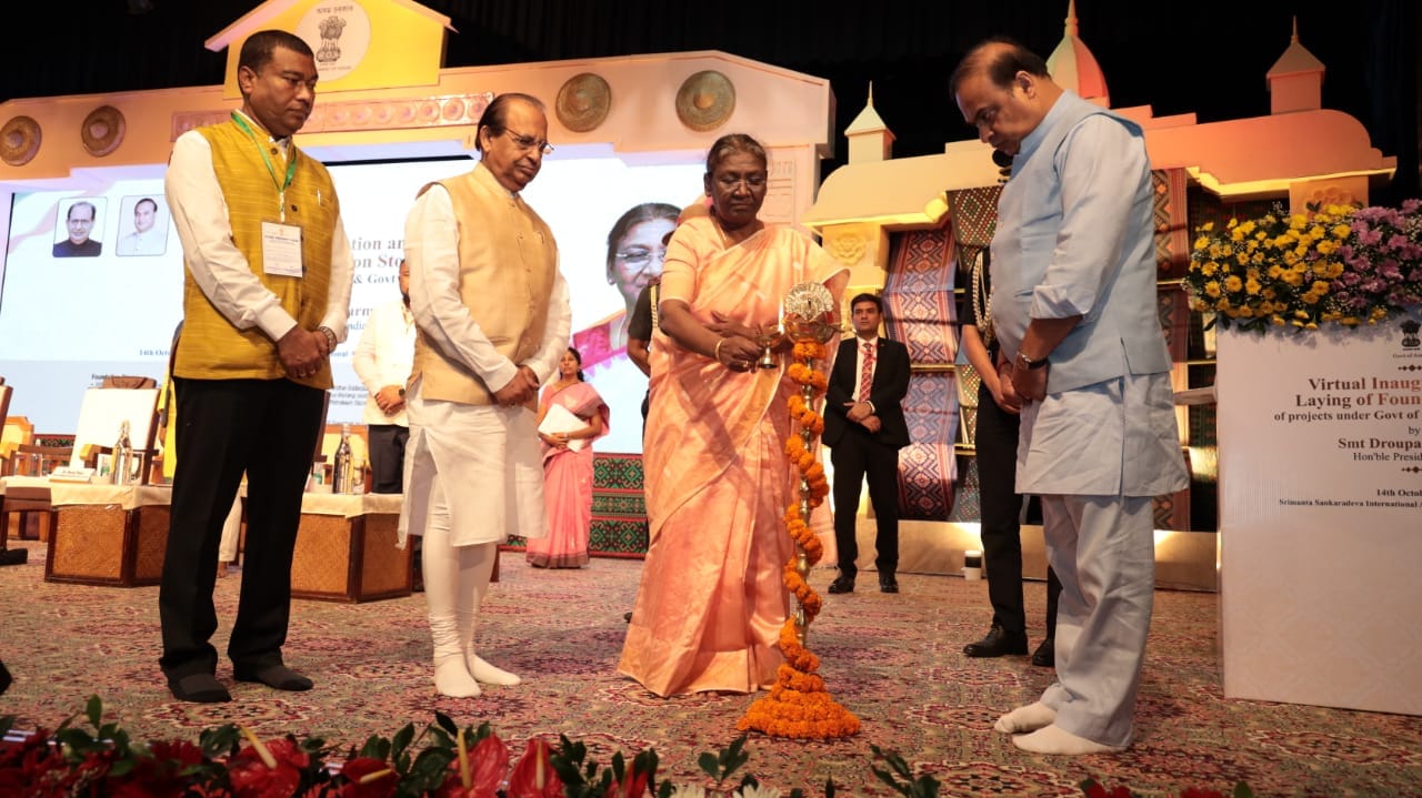 ৰাষ্ট্ৰপতি দ্ৰৌপদী মুৰ্মুৱে গুৱাহাটীৰ শ্ৰীমন্ত শংকৰদেৱ কলাক্ষেত্ৰ প্ৰেক্ষাগৃহত