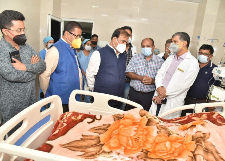 বৰপেটা সত্ৰৰ বুঢ়াসত্ৰীয়া বশিষ্ঠ দেৱশৰ্মাৰ স্বাস্থ্যৰ বুজ ল’লে মুখ্যমন্ত্ৰীয়ে: